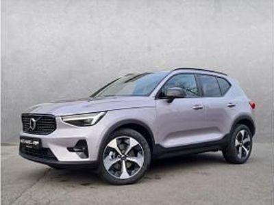 Neu Volvo XC40 Plus 163 PS (119 kW) 2026 Silber (aurora silver / metallic) SUV
