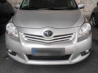 Gebraucht Toyota Verso 147 PS (108 kW) 2010 Silber Van / Kleinbus