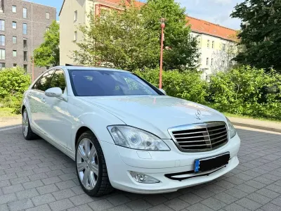 Używany Mercedes S500 387 KM (284 kW) 2008 Biały Sedan/Limuzyna