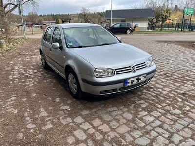 Second-hand VW Golf IV Edition 101 CP (74 kW) 2001 Argintiu Berlinǎ