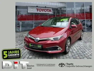 Gebraucht Toyota Auris Hybrid Executive 136 PS (100 kW) 2017 Red mc. Limousine