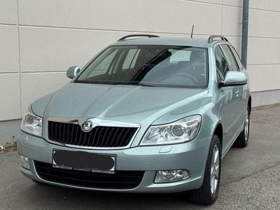 Grün Gebraucht 2012 Skoda Octavia Ambition Kombi | 8.490 € (Guter Preis)