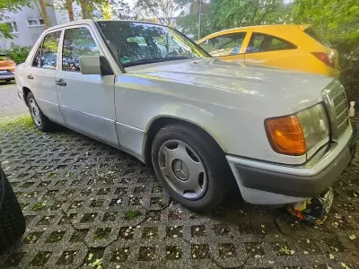 Gebraucht Mercedes E200 118 PS (86 kW) 1990 Weiß Limousine