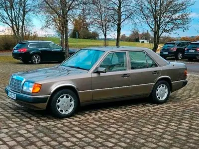 Gebraucht Mercedes E230 132 PS (97 kW) 1991 Braun Limousine