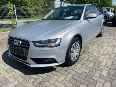 Gebraucht Audi A4 Attraction 120 PS (88 kW) 2012 Eissilber metallic Limousine