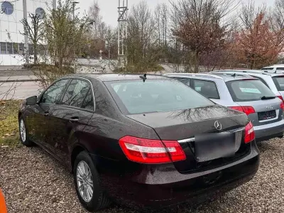 Gebraucht Mercedes E200 136 PS (100 kW) 2009 Rot Limousine