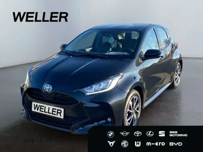Gebraucht Toyota Yaris Hybrid Team 116 PS (85 kW) 2022 Schwarz Limousine