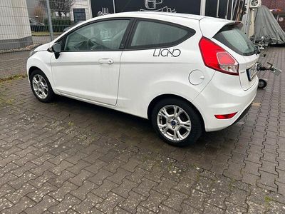 Gebraucht Ford Fiesta 60 PS (44 kW) 2012 Weiß Kleinwagen