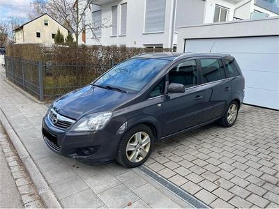 Grau Gebraucht 2013 Opel Zafira Van / Kleinbus | 3.900 € (Fairer Preis)