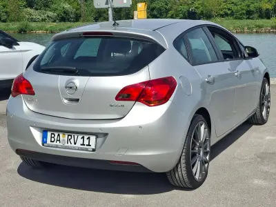 Używany Opel Astra 90 KM (66 kW) 2010 Sedan/Limuzyna