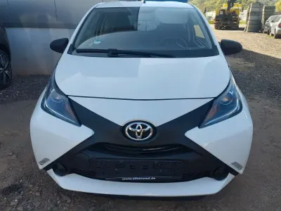 Używany Toyota Aygo 69 KM (50 kW) 2016 Biały Hatchback