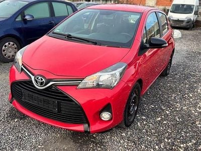 Gebraucht Toyota Yaris Basis 69 PS (50 kW) 2016 Rot Limousine