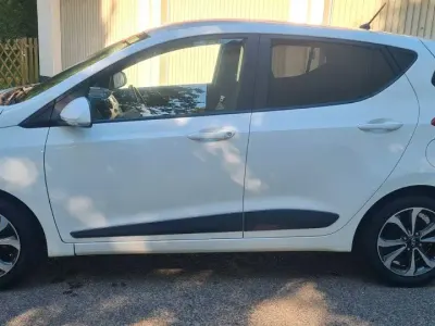 Gebraucht Hyundai i10 YES! Silver 67 PS (49 kW) 2015 Weiß Kleinwagen