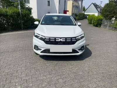 Używany Dacia Sandero Journey 91 KM (66 kW) 2024 Biały Sedan/Limuzyna