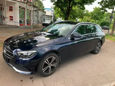 Gebraucht Mercedes E220 Avantgarde 200 PS (147 kW) 2022 Blau Limousine