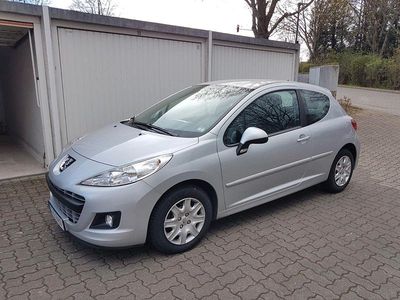 Gebraucht Peugeot 207 Tendance 68 PS (50 kW) 2011 Silber Limousine