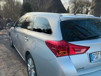 Silber Gebraucht 2015 Toyota Auris Kombi | 12.500 €