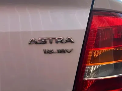 Usata Opel Astra 101 CV (74 kW) 1999 Bianco Berlina