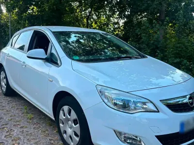 Gebraucht Opel Astra Eco 105 PS (77 kW) 2011 Weiß Kleinwagen