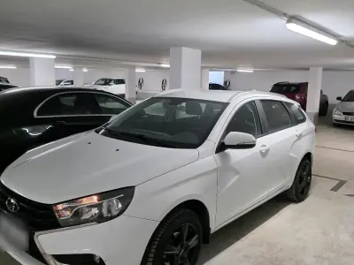 Gebraucht Lada Vesta 105 PS (77 kW) 2018 Weiß Limousine
