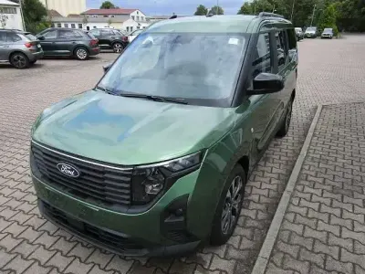 Neu Ford Tourneo Courier Titanium 125 PS (91 kW) 2025 Grün Van / Kleinbus