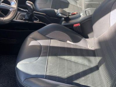 Second-hand Peugeot 2008 Urban Move 110 CP (80 kW) 2016 Negru SUV