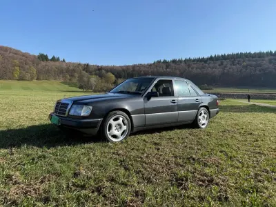 Używany Mercedes E230 132 KM (97 kW) 1992 Czarny Sedan/Limuzyna