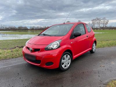 Gebraucht Toyota Aygo 68 PS (50 kW) 2011 Rot Kleinwagen