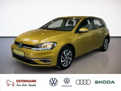 Używany VW Golf VII Sound 110 KM (80 kW) 2017 Żółty Sedan/Limuzyna