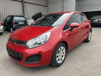 Gebraucht Kia Rio Edition 7 86 PS (63 kW) 2015 Rot Limousine