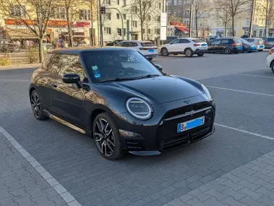 Usata Mini Cooper SE 160 kW (218 CV) 2024 Grigio Utilitaria