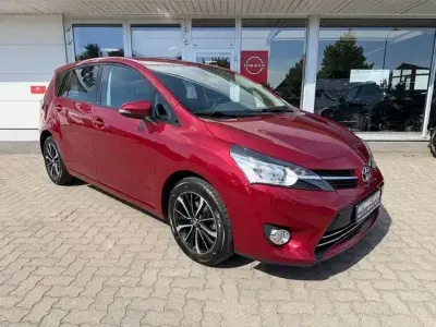 Gebraucht Toyota Verso Edition-S 147 PS (108 kW) 2018 Rot Van / Kleinbus