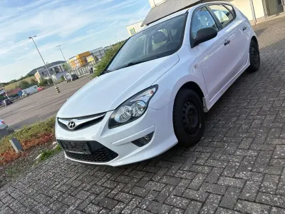 Gebraucht Hyundai i30 109 PS (80 kW) 2011 Weiß Kleinwagen