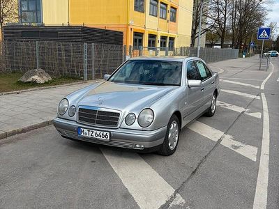 Second-hand Mercedes E320 220 CP (161 kW) 1996 Argintiu Berlinǎ