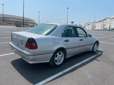 Gebraucht Mercedes C220 125 PS (91 kW) 1999 Silber Limousine