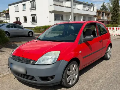 Używany Ford Fiesta 69 KM (50 kW) 2003 Czerwony Hatchback