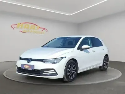 Second-hand VW Golf VIII Active 150 CP (110 kW) 2022 Alb Berlinǎ