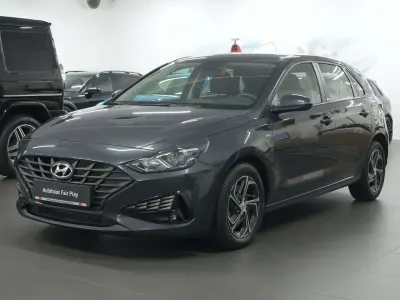 Gebraucht Hyundai i30 Select 120 PS (88 kW) 2020 Dark knight / mic Limousine