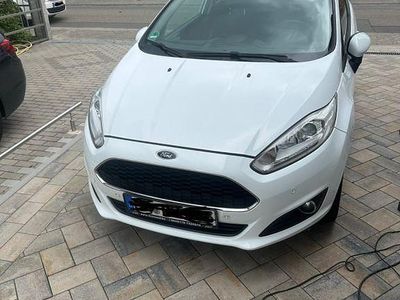 Gebraucht Ford Fiesta 80 PS (58 kW) 2016 Weiß Kleinwagen