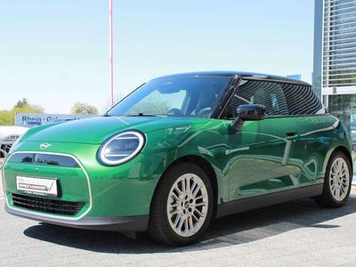 Begagnad Mini Cooper Favoured 135 kW (184 HK) 2024 Grön Halvkombi
