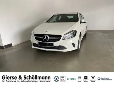 Gebraucht Mercedes A180 Urban 122 PS (89 kW) 2016 Calcitweiß Limousine