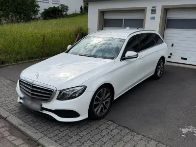 Gebraucht Mercedes E220 194 PS (142 kW) 2020 Weiß Limousine