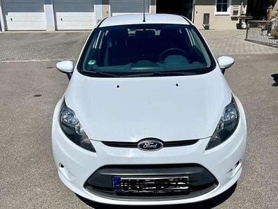 Second-hand Ford Fiesta Ambiente 60 CP (44 kW) 2010 Alb Berlinǎ
