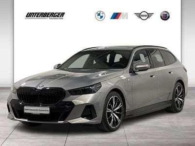 Gebraucht BMW 550e M Sport 489 PS (359 kW) 2025 Oxidgrau Kombi