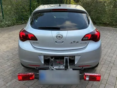 Gebraucht Opel Astra 95 PS (69 kW) 2012 Silber Limousine