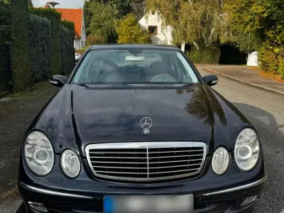 Gebraucht Mercedes E220 150 PS (110 kW) 2003 Blau Limousine