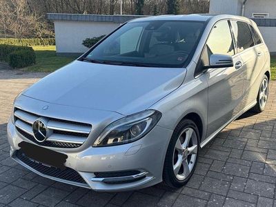 Gebraucht Mercedes B200 156 PS (114 kW) 2014 Silber Van / Kleinbus