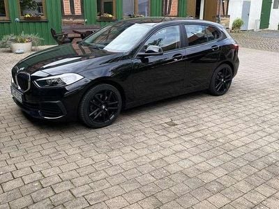 Schwarz Gebraucht 2021 BMW 118 Advantage Kleinwagen | 17.250 € (Fairer Preis)
