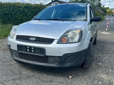 Używany Ford Fiesta 69 KM (50 kW) 2005 Srebrny Hatchback