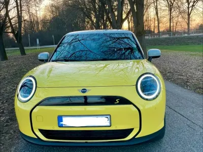 Gebraucht Mini Cooper SE Classic 135 kW (184 PS) 2024 Gelb Kleinwagen